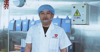 全國五一勞動(dòng)獎(jiǎng)?wù)芦@得者、陜西榆林四海食品配送有限責(zé)任公司生產(chǎn)班組組長 趙志新 李凡攝_副本.jpg