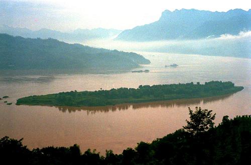 千秋三峽 世紀(jì)偉業(yè)——三峽工程見(jiàn)證新中國(guó)60年發(fā)展足跡 這是中堡島的原始地貌(資料照片)。三峽工程于1994年12月14日正式開(kāi)工,工程采用分期導(dǎo)流方式,分三期進(jìn)行施工,以中堡島為分界點(diǎn)向兩側(cè)延伸,分別修建左岸和右岸大壩。 “截?cái)辔咨皆朴辏邖{出平湖”,隨著設(shè)計(jì)建設(shè)任務(wù)的如期完成,歷經(jīng)近17年的建設(shè),舉世矚目的三峽工程將一代偉人的豪邁設(shè)想變?yōu)楝F(xiàn)實(shí)。承載著共和國(guó)水利輝煌夢(mèng)想的三峽工程,鑄就了惠及千秋的民生水利。 三峽工程凝聚了幾代中央領(lǐng)導(dǎo)集體和全國(guó)人民的智慧與力量。1978年至1988年,三峽工程基本完成了建設(shè)的決策準(zhǔn)備;1988年至1998年,三峽工程正式開(kāi)工并實(shí)現(xiàn)大江截流;1998年至2008年,三峽樞紐主體工程、輸變電工程和移民工作基本完成,三峽水庫(kù)實(shí)現(xiàn)了175米蓄水的最終目標(biāo)條件,使夢(mèng)想變?yōu)楝F(xiàn)實(shí)。 新華社發(fā)